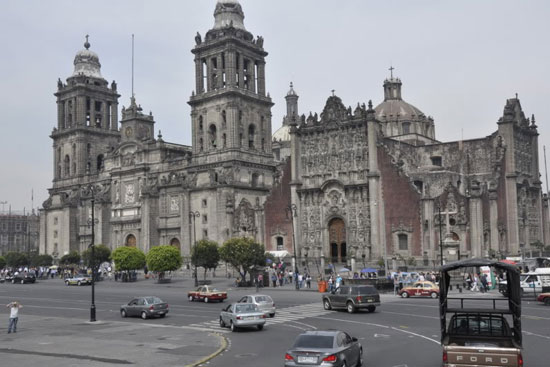 Con đường trước mặt nh&agrave; thờ đức b&agrave; La Catedral kh&aacute; th&ocirc;ng tho&aacute;ng
