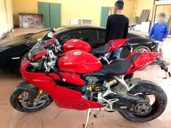 Lamborghini Aventador nằm trong kho c&ugrave;ng cặp đ&ocirc;i Ducati 1199 Panigale.