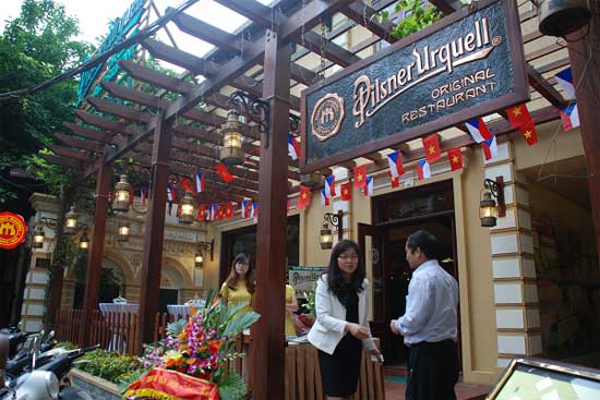 Bên ngoài Nhà hàng Pilsner Original Hoa Viên tại số 10 Nguyễn Biểu, Hà Nội.