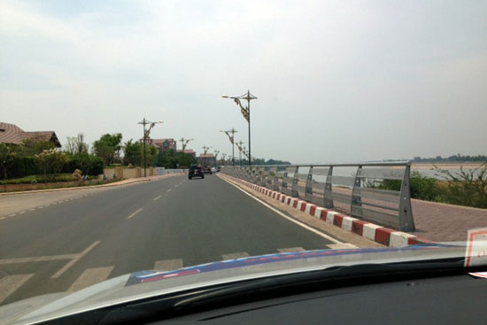 Con đường sang cửa khẩu chạy dọc theo con s&ocirc;ng Mekong h&ugrave;ng vĩ, ngăn đ&ocirc;i 2 nước L&agrave;o - Th&aacute;i...