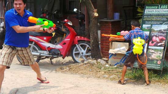 Gặp một "du kích Lào", tưởng ngon ăn xông vào, ai dè gặp hỏa lực quá mạnh, vẫn phải chào thua.