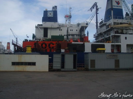 T&agrave;u v&agrave;o dock Huyndai-Vinashin. Ảnh: Ho&agrave;ng H&agrave;.