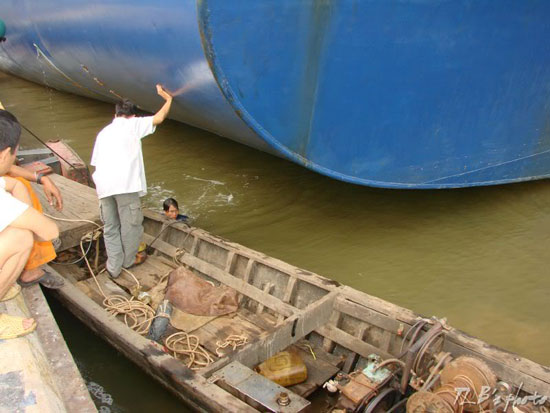 T&agrave;u bị quấn lưới nhẹ, phải thu&ecirc; thợ lặn buộc một sợi d&acirc;y v&agrave;o lưng, miệng ngậm v&ograve;i kh&iacute; n&eacute;n, cắt hết lưới mang l&ecirc;n.