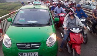 Cấm taxi qua cầu Chương Dương vào giờ cao điểm