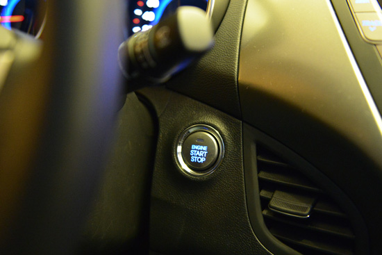 Elantra mới sử dụng hệ thống khởi động bằng n&uacute;t bấm (button start/ stop).