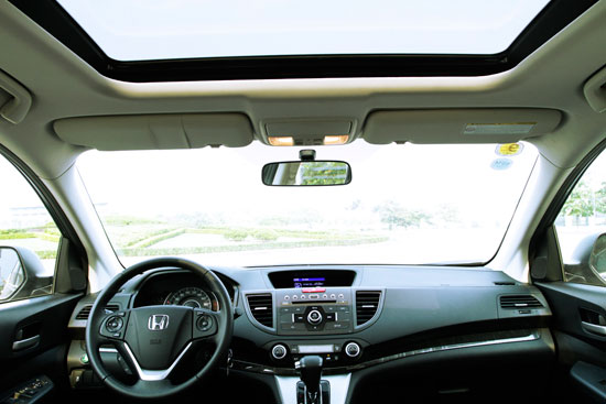 CR-V 2013 c&oacute; cửa sổ trời.