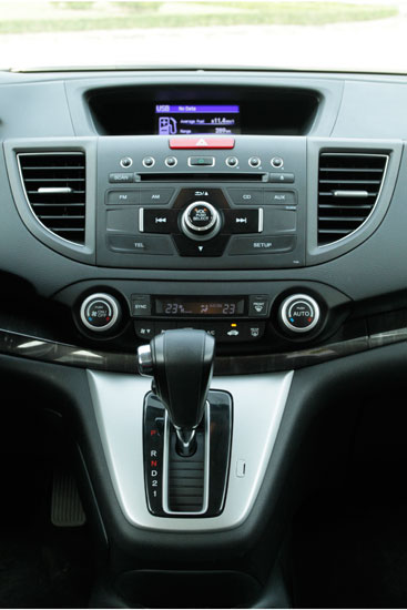 Hộp số được trang bị th&ecirc;m cấp số 1-2 sử dụng trong điều kiện đ&egrave;o dốc.