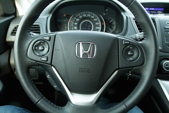 Những n&uacute;t bấm th&ocirc;ng dụng tr&ecirc;n v&ocirc;-lăng, k&egrave;m chế độ l&aacute;i đường trường (cruise control).