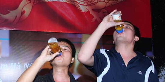 Hay l&agrave; uống bia bằng ... b&igrave;nh ti.