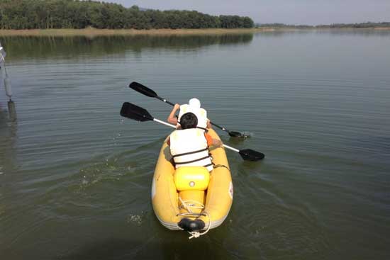 Hai người tr&egrave;o thuyền Kayak.