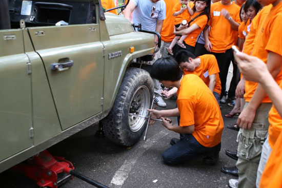 Tiếp tục những cuộc thi vui nhộn với những chiếc xe.