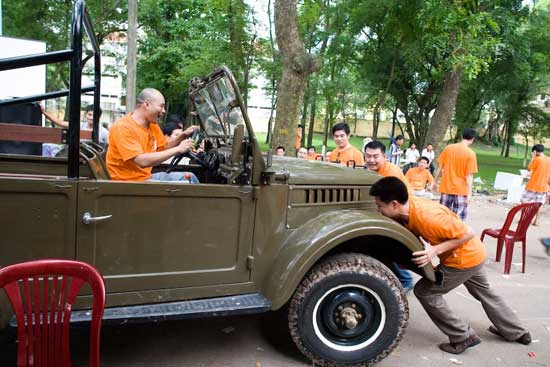 Tiếp tục những cuộc thi vui nhộn với những chiếc xe.