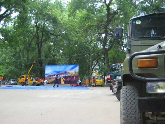 Back-drop ch&iacute;nh trong sinh nhật được treo bằng... xe cẩu.