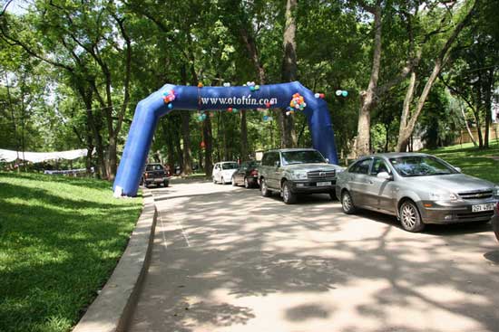 Cổng ch&agrave;o rất giản dị.