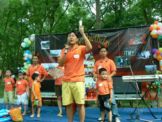 B&aacute;c Chaien - MC thường trực trong những ng&agrave;y sinh nhật.