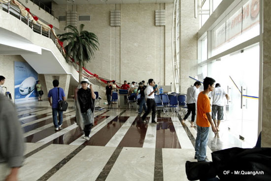 Mọi người lại ng&aacute;n ngẩm v&agrave;o tr&uacute;, mặc cho mưa gi&oacute; đang tr&ocirc;i đi mọi c&ocirc;ng lao...