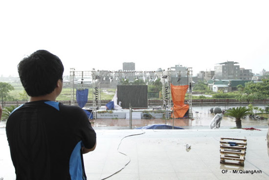 B&aacute;c M&egrave;o Sạch Thỉu, phụ tr&aacute;ch &acirc;m thanh, &aacute;nh s&aacute;ng ngẩn ngơ nh&igrave;n c&ocirc;ng sức của m&igrave;nh...