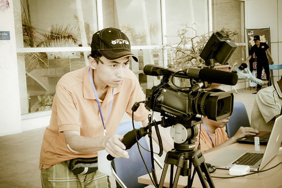 B&aacute;c Dũng Khọm cũng đ&atilde; sẵn s&agrave;ng tường thuật trực tiếp video cho c&aacute;c th&agrave;nh vi&ecirc;n kh&ocirc;ng thể tham dự...