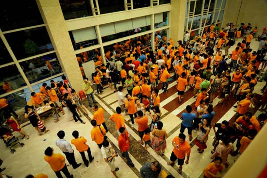 Ph&uacute;t chốc, sảnh chờ đ&atilde; chật k&iacute;n c&aacute;c ofer.