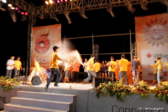 C&aacute;c th&agrave;nh vi&ecirc;n c&ugrave;ng l&ecirc;n s&acirc;n khấu ca vang b&agrave;i h&aacute;t "OF - Viễn du ca" truyền thống của diễn đ&agrave;n.
