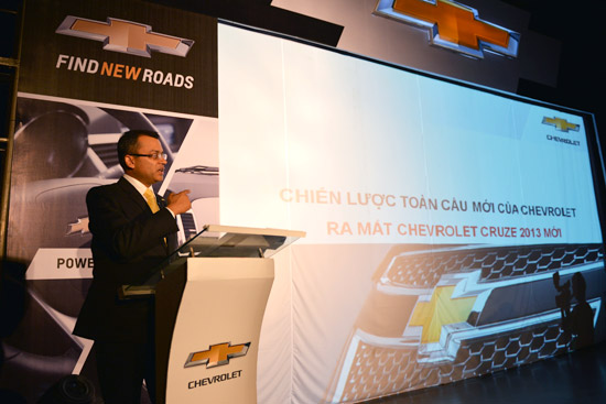 Ông Gaurav Gupta, Tổng giám đốc liên doanh GM Việt Nam giới thiệu về "Find New Roads" và ra mắt xe Cruze 2013.