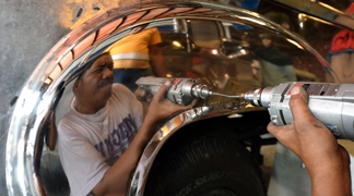 Bên trong lò độ xe Jeepney nổi tiếng ở Philippines