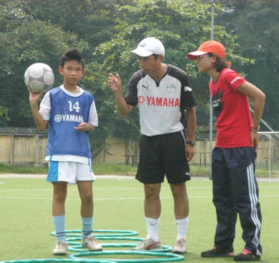 Con quan sát kỹ đi bóng cá nhân phải kết hợp truyền bóng cho các bạn.