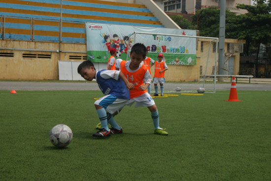 Đỗ Hoàng Minh (áo xanh) trong một pha bóng đối kháng.