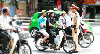 Ghi nhận ngày đầu xử phạt người đội mũ bảo hiểm "rởm"