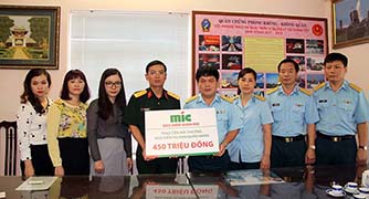 MIC trao 500 triệu đồng bồi thường bảo hiểm tai nạn quân nhân
