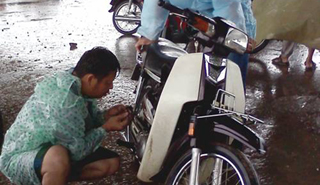 Mưa bão, dịch vụ sửa xe “hốt bạc”