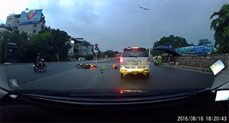 "Tạt đầu" để sang đường, xe máy va chạm với ô tô