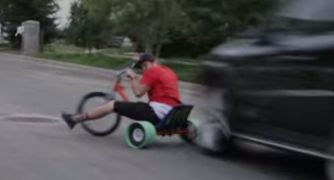 Suýt chết vì trổ tài drift trên đường