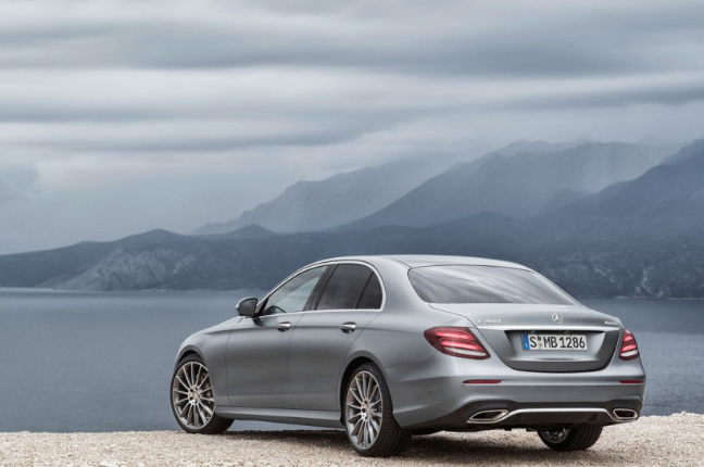 Mercedes Benz E-Class bị triệu hồi do lỗi hệ thống camera và cảm biến sau
