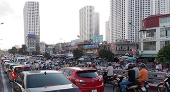 Cấm xe máy, nhưng vận tải công cộng đâu?