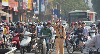 Giao thông ùn tắc vì rào chắn xây nhà ga ở Hà Nội