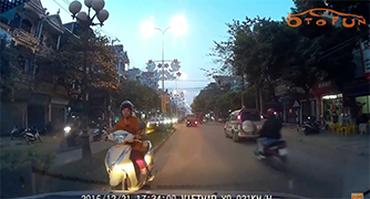 Honda Lead "ngoan cố" đi ngược chiều ở Hòa Bình