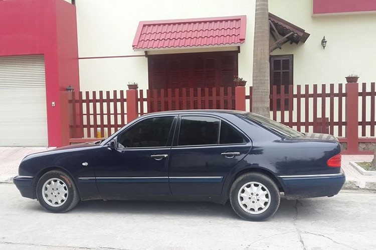 Mercedes-Benz E230 1996 biển đẹp rao bán chỉ 100 triệu đồng Mercedes-Benz E230 1996 biển đẹp rao bán chỉ 100 triệu đồng