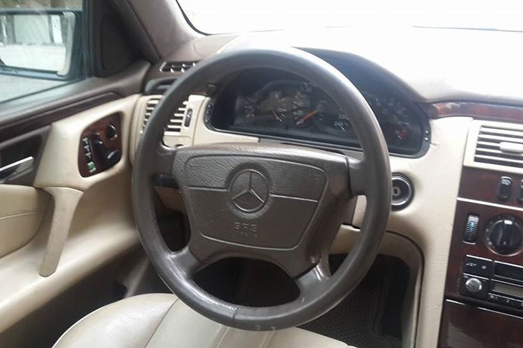 Mercedes-Benz E230 1996 biển đẹp rao bán chỉ 100 triệu đồng Mercedes-Benz E230 1996 biển đẹp rao bán chỉ 100 triệu đồng
