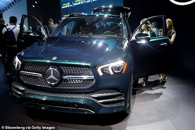 Hãng Mercedes bị kiện vì tính năng lên kính tự động làm đứt ngón tay khách hàng Hãng Mercedes bị kiện vì tính năng lên kính tự động làm đứt ngón tay khách hàng