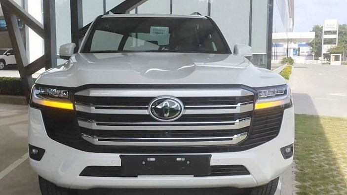 Toyota Land Cruiser 2022 "zin" rao bán dịp Tết chênh giá gần tỷ đồng