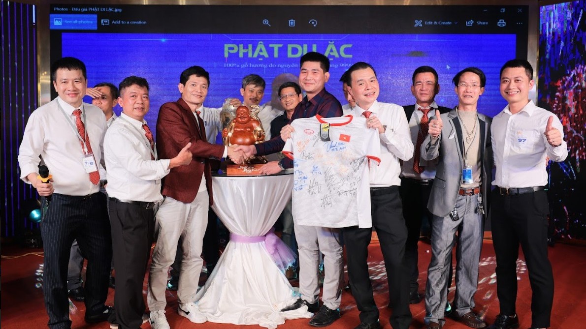 116 triệu đấu giá tượng Phật Di lặc thếp vàng được trao tặng Quỹ Sưởi Ấm Bản Cao 2023