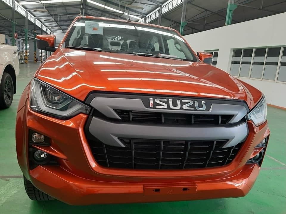 Lô Isuzu D-Max đầu tiên về đến đại lý, chỉ chờ ra mắt Lô Isuzu D-Max đầu tiên về đến đại lý, chỉ chờ ra mắt