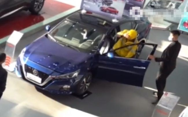Vào đại lý Nissan giao đồ ăn nhanh, anh shipper nhân tiện mua luôn một chiếc xe Vào đại lý Nissan giao đồ ăn nhanh, anh shipper nhân tiện mua luôn một chiếc xe