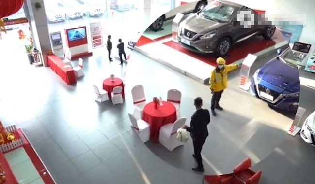 Vào đại lý Nissan giao đồ ăn nhanh, anh shipper nhân tiện mua luôn một chiếc xe Vào đại lý Nissan giao đồ ăn nhanh, anh shipper nhân tiện mua luôn một chiếc xe