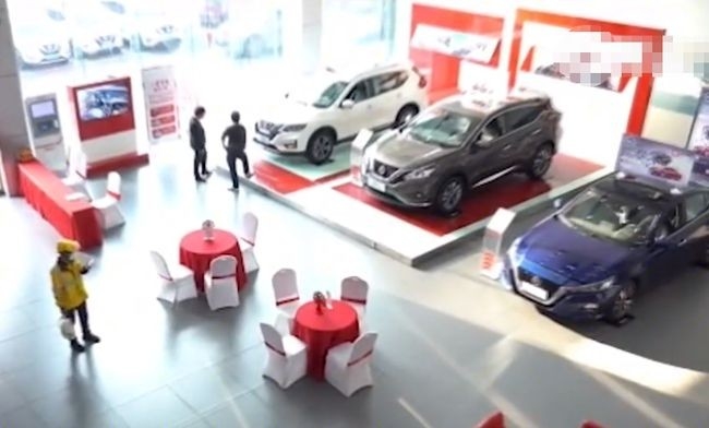 Vào đại lý Nissan giao đồ ăn nhanh, anh shipper nhân tiện mua luôn một chiếc xe Vào đại lý Nissan giao đồ ăn nhanh, anh shipper nhân tiện mua luôn một chiếc xe
