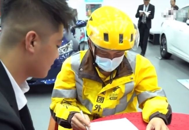 Vào đại lý Nissan giao đồ ăn nhanh, anh shipper nhân tiện mua luôn một chiếc xe Vào đại lý Nissan giao đồ ăn nhanh, anh shipper nhân tiện mua luôn một chiếc xe
