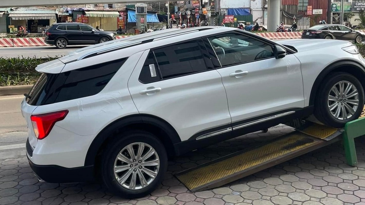 Ford Explorer 2022 về đại lý