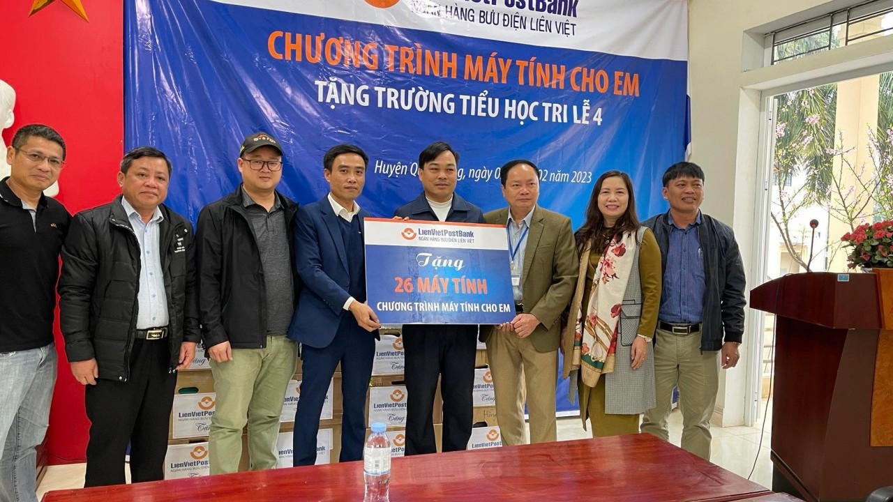 Trao tặng 26 bộ máy tính cho trường Tiểu học Tri Lễ 4 tại chương trình Sưởi ấm bản cao 2022