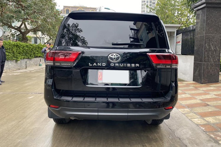 Toyota Land Cruiser LC300 chạy 13,000 km bán đắt hơn xe mới Toyota Land Cruiser LC300 chạy 13,000 km bán đắt hơn xe mới